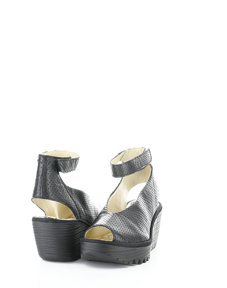 Yala376Fly Perf 055 Black Velcro Sandals