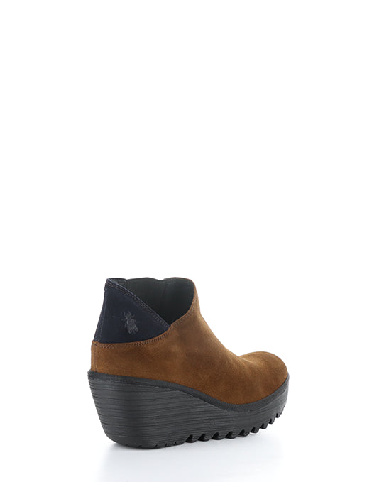 YEGO400FLY 010 CAMEL/NAVY OIL SUEDE